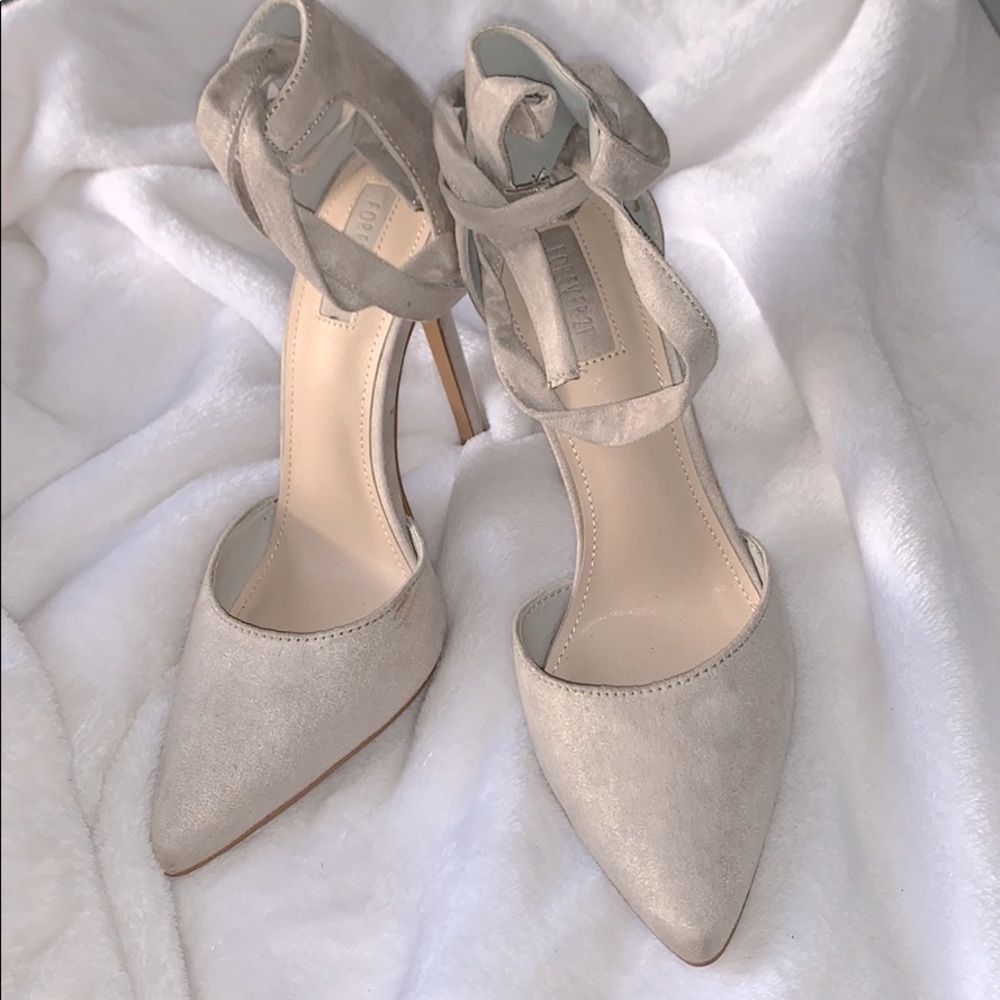 Gray pumps